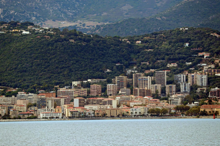 Ajaccio ist von Porticcio, Korsika, aus zu sehen. Foto: epa/Ludovic Marin