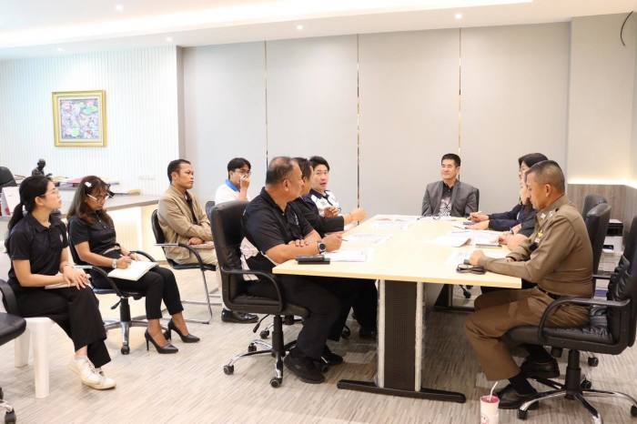 Vertreter von Verwaltung, Transportbehörden und Privatwirtschaft beraten in Hua Hin über neue öffentliche Verkehrsverbindungen. Foto: Stadtverwaltung Hua Hin