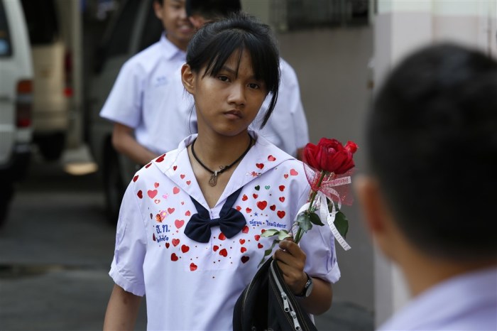 Valentinstag an einer thailändischen Schule. Am „Tag der Liebenden“ wurde das brisante Thema „Teenager-Schwangerschaften“ wieder aktuell. Foto: epa/Barbara Walton
