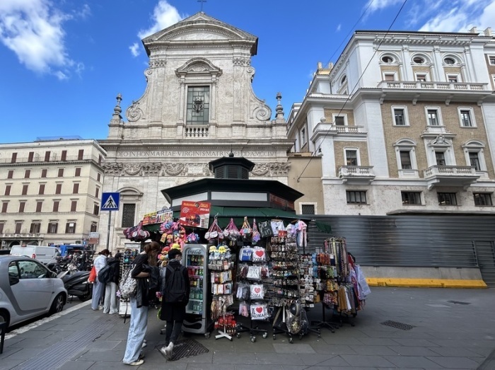 Souvenirshop, ehemals Zeitungskiosk, im historischen Zentrum von Rom. Foto: Christoph Sator/dpa