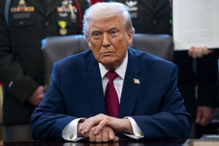 US-Präsident Donald Trump blickt nach der Unterzeichnung eines Dekrets im Oval Office vor der Verleihung der Mexican Border Defense Medal. Foto: EPA/Bonnie Cash