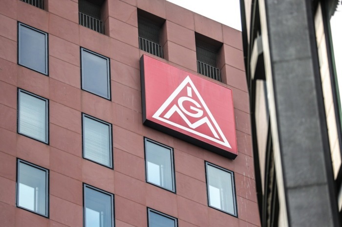 Ein Blick auf das IG-Metall-Logo vor der IG-Metall-Zentrale in Frankfurt am Main. Foto: epa/Armando Babani