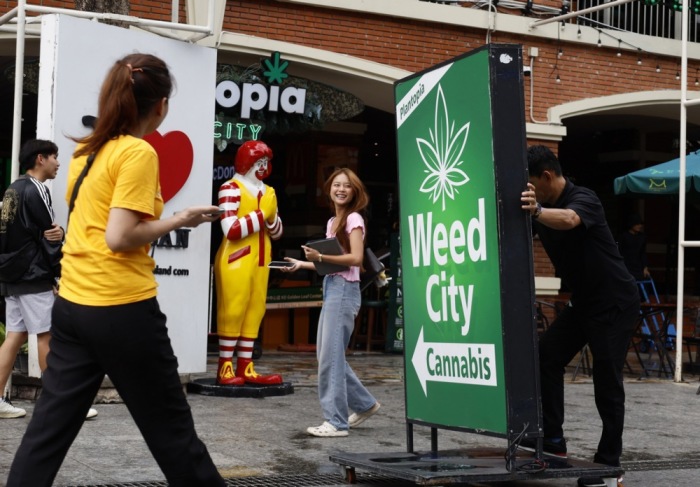 Ein Cannabis-Shop in Bangkoks Khaosan Road: Betreiber hoffen auf stabile Regeln unter Premier Anutin. Foto: epa-efe/Narong Sangnak