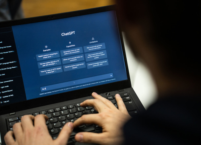 Ein Mensch gibt einen Text in ChatGPT ein. Foto: Frank Rumpenhorst/dpa