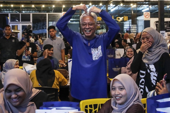 Der malaysische Premierminister und Kandidat der Nationalen Frontkoalition (Barisan Nasional), Ismail Sabri, gestikuliert vor seinen Anhängern. Foto: EPA-EFE/Fazry Ismail