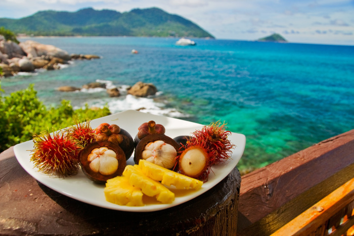 Obst ist während der heißen Jahreszeit in Thailand im April der beste Snack, und die Auswahl ist riesig. Die tropischen Früchtchen dürfen beim Relaxen am Strand auf keinen Fall fehlen! Foto: VitalyTitov/Adobe Stock