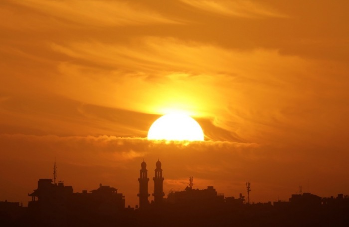 Der Sonnenuntergang über der Straße Salah Al Din im zentralen Gazastreifen. Foto: epa/Mohammed Saber