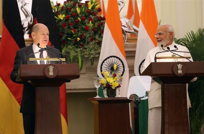 Bundeskanzler Olaf Scholz (L) und der indische Premierminister Narendra Modi (R) verlesen eine gemeinsame Erklärung im Hyderabad House in Neu Delhi. Foto: epa/Harish Tyagi