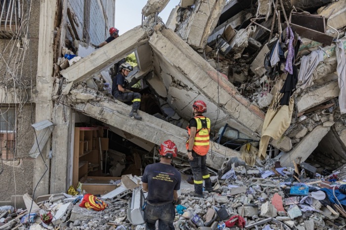 ID: 14109568Französische Rettungskräfte suchen in einem erdbebenbeschädigten Gebäude in Catia la Mar nach Überlebenden. Foto: epa/Henry Chirinos