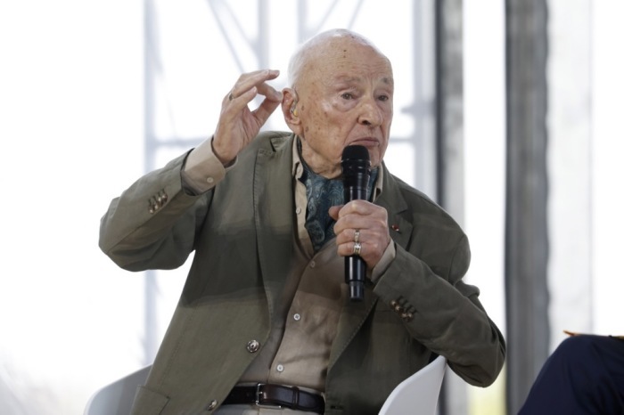 Der französische Philosoph und Soziologe Edgar Morin spricht bei der Medef-Sommerkonferenz in Paris. Foto: EPA/Yoan Valat