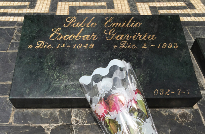 Blumen liegen auf dem Grab von Drogenboss Pablo Escobar. Vor 30 Jahren ist Kolumbiens berüchtigtster Drogenboss gestorben. Foto: Georg Ismar/dpa