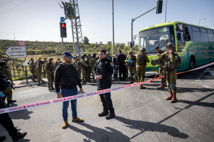 Israels Sicherheitskräfte am Tatort eines Messerangriffs durch einen Palästinenser. Foto: epa/Yonatan Sindel
