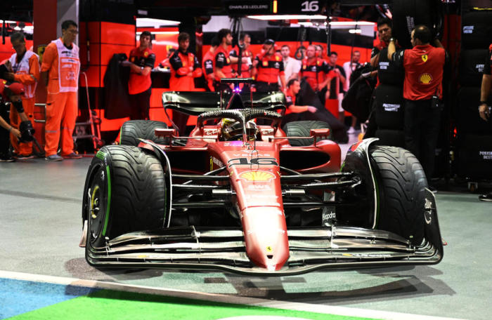 Der monegassische Formel-1-Pilot Charles Leclerc von der Scuderia Ferrari fährt während des Qualifikationsrennens zum Großen Preis von Singapur auf dem Marina Bay Street Circuit durch die Boxengasse. Foto: epa/Mohd Rasfan