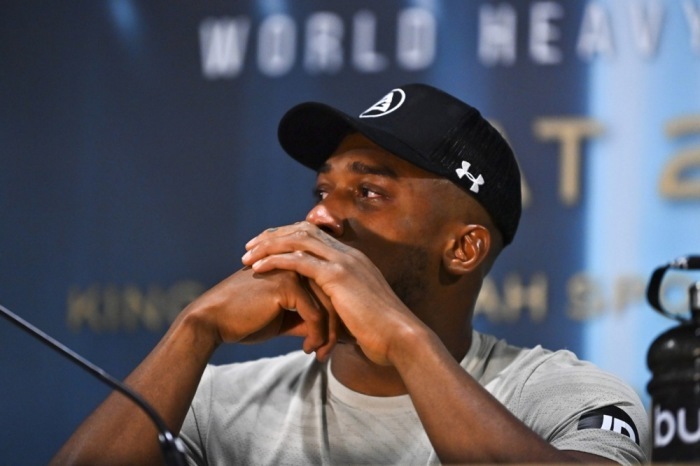 Anthony Joshua spricht nach seiner Niederlage gegen Oleksandr Usyk bei der WM-Revanche in Dschidda. Foto: EPA/Str