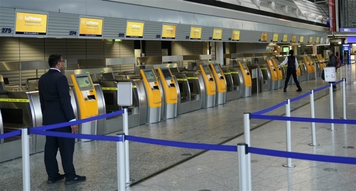 leere Lufthansa-Abfertigungsschalter auf dem internationalen Flughafen in Frankfurt am Main. Foto: epa/Ronald Wittek