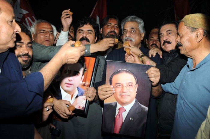 Anhänger der Pakistanischen Volkspartei (PPP) feiern den Sieg des Präsidentschaftskandidaten der Partei, Asif Ali Zardari, in Hyderabad. Foto: EPA-EFE/Nadeem Khawar