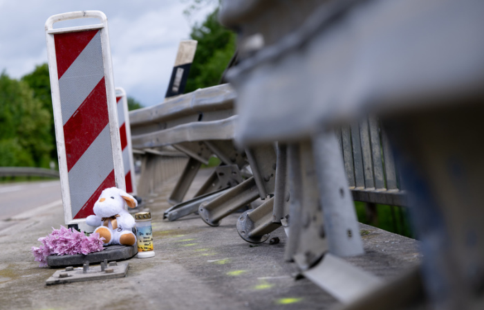 Kerzen, Blumen und ein Stofftier erinnern an das tödliche Busunglück bei Hebertshausen. Bei dem Unfall wurden zahlreiche Kinder verletzt, ein Kind kam ums Leben. Foto: Sven Hoppe/dpa