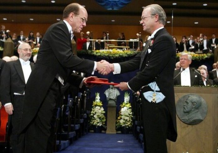 Der US-Forscher Barry Sharpless (l) nimmt aus der Hand von König Carl XVI. Gustaf von Schweden (r) den Chemie-Nobelpreis entgegen. Foto: Ekstromer/epa Scanpix Sweden/dpa