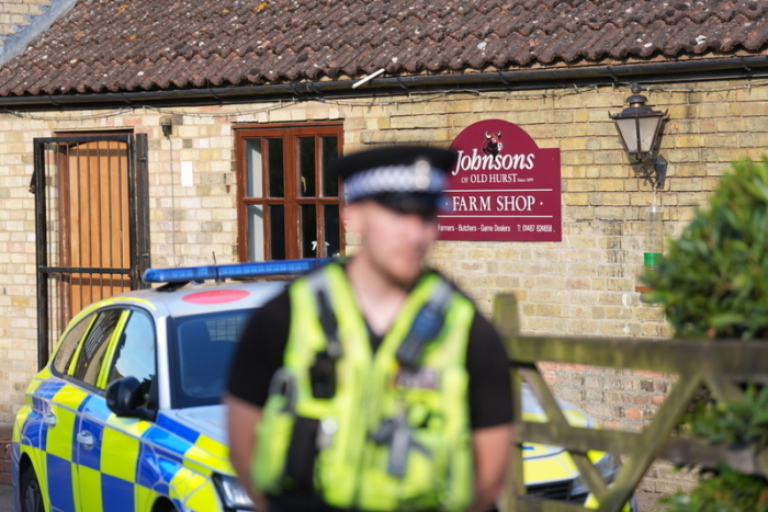 Polizei bei „Johnson’s of Old Hurst“ in Huntingdonshire, wo ein Mann wegen des Verdachts auf versuchten Mord festgenommen wurde, nachdem ein dreijähriger Junge im Zoo in ein Krokodilgehege gelangt war. Foto: Joe Giddens/Pa Wire/dpa