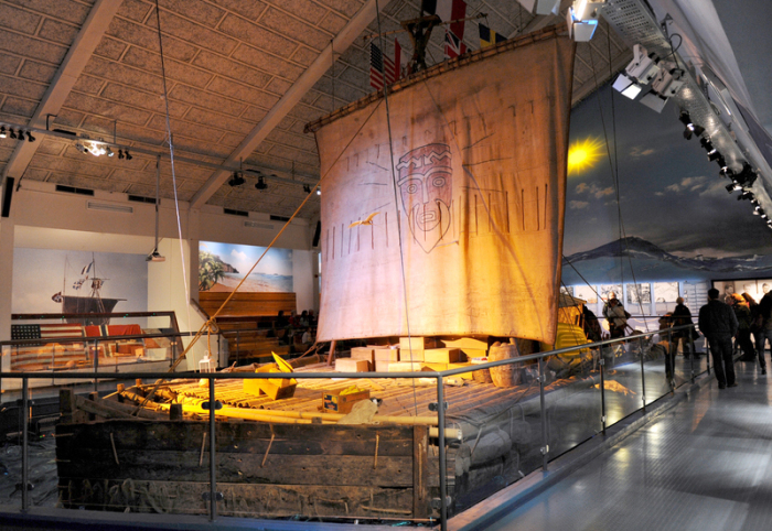 Das original Kon-Tiki Floß von Th. Heyerdahl ist im Kon-Tiki Museum zu sehen. Der norwegische Abenteurer überquerte mit genau diesem selbstgebauten Floß im Jahr 1947 von Peru aus den Pazifik. Foto: Sigrid Harms/dpa