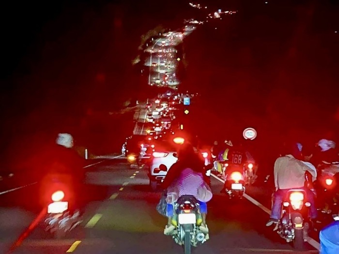 Menschen fliehen am 13. Dezember 2025 auf einer Straße im Grenzgebiet in der kambodschanischen Provinz Koh Kong. Foto: epa/Agence Kampuchea Presse (akp)