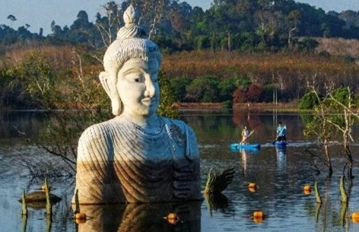 Tambun auf dem Wasser: Mit dem SUP lässt sich der „Ertrinkende Buddha“ in Trat besuchen und verehren. Fotos: The Nation
