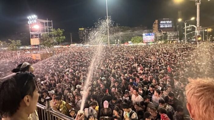 Dichte Menschenmengen feiern am Abend Songkran vor dem Maya Lifestyle Shopping Center in Chiang Mai mit Konzerten und Wasserschlachten. Foto: Khaosod.