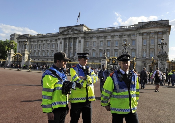 Die britischen Polizisten stehen vor dem Buckingham Palast. Foto: epa/Facundo Arrizabalaga
