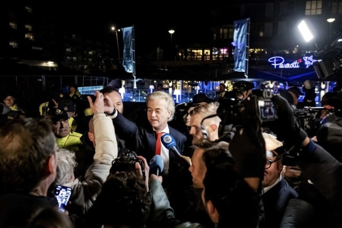 Der Vorsitzende der rechtsextremen Partei für die Freiheit (PVV), Geert Wilders (C), gestikuliert, während er zu Besuchern und der Presse während eines begehbaren Abends zum Thema Asyl im Restaurant Pavarotti in... Foto: epa/Robin Van Lonkhuijsen