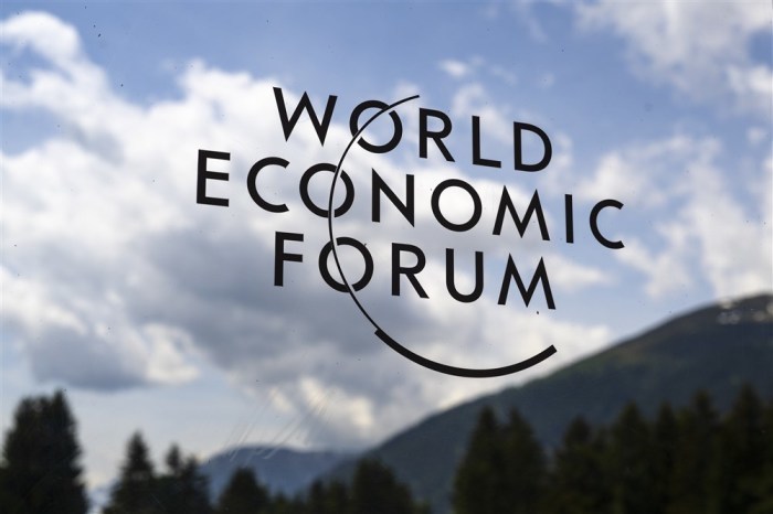 Logo des WEF auf einem Glas vor der Jahrestagung des Weltwirtschaftsforums (WEF) in Davos. Foto: epa/Gian Ehrenzeller