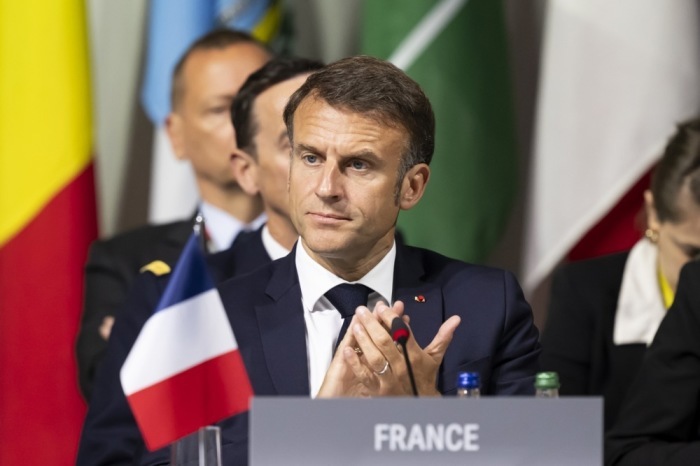 Präsident Emmanuel Macron aus Frankreich applaudiert während der Eröffnungsplenarsitzung des Gipfels zum Frieden in der Ukraine. Foto: epa/Urs Flueeler