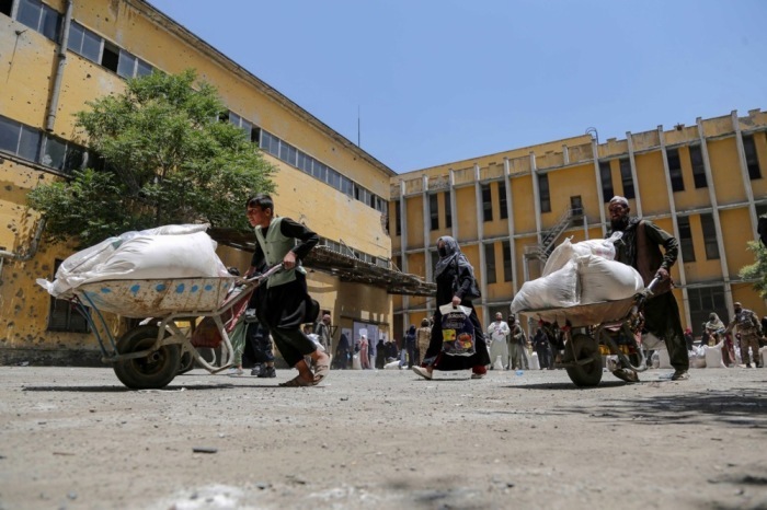 Afghanische Bürger erhalten Lebensmittelrationen in Kabul. Foto: epa/Samiullah Popal