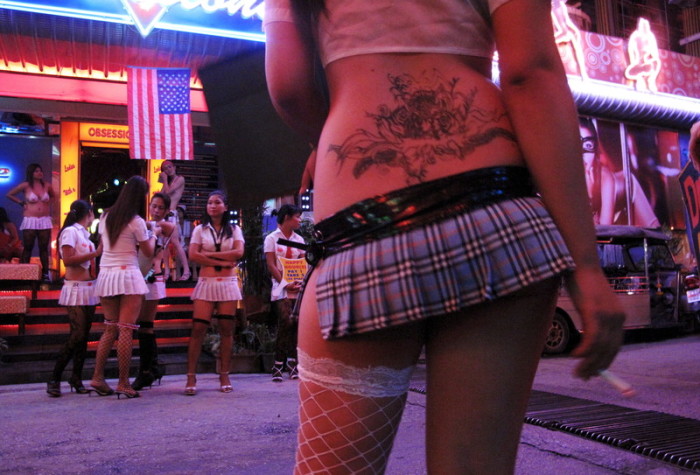 Sexarbeiterinnen in Pattayas Walking Street in Vor-Corona-Zeiten. Foto: epa/How Hwee Young