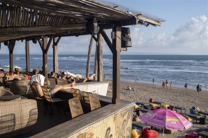 Urlauber sitzen an einem Strand in Canggu, Bali, Indonesien. Foto: epa/Made Nagi