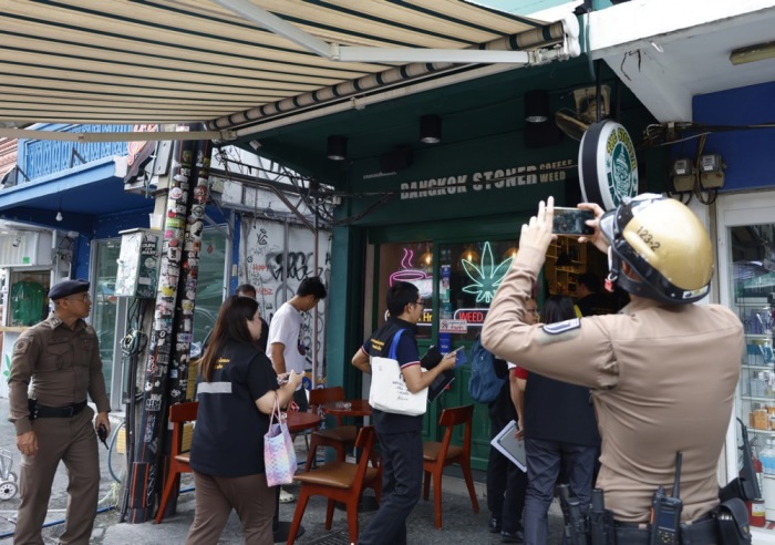Beamte des Departments für Thai-Traditionelle und Alternative Medizin (DTAM) sowie Polizeibeamte überprüfen die Rechtmäßigkeit eines Cannabis-Shops in der bei Touristen beliebten Khaosan Road in Bangkok. Foto: epa-efe/Narong Sangnak