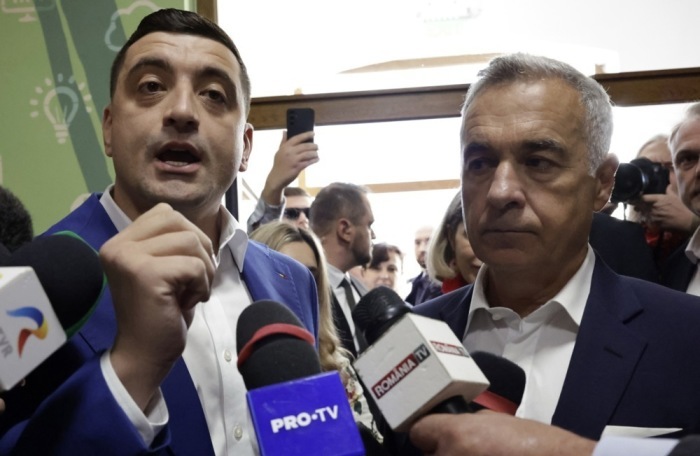 George Simion und Calin Georgescu nach Stimmabgabe bei der Stichwahl zum Präsidenten in Rumänien Foto: epa/Robert Ghement