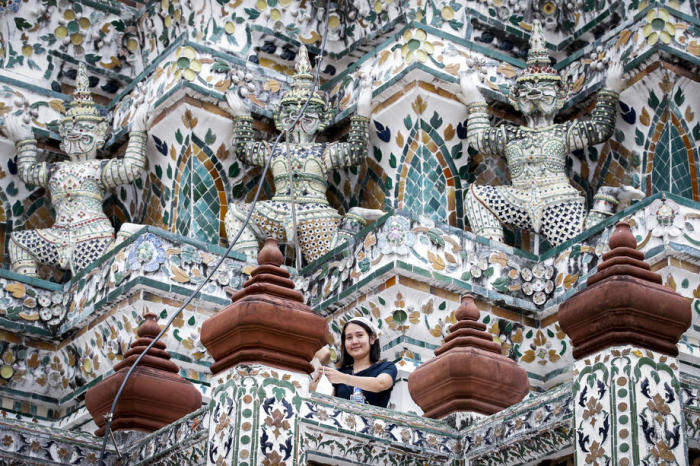 Touristin im Wat Arun in Bangkok. Foto: epa/Diego Azubel
