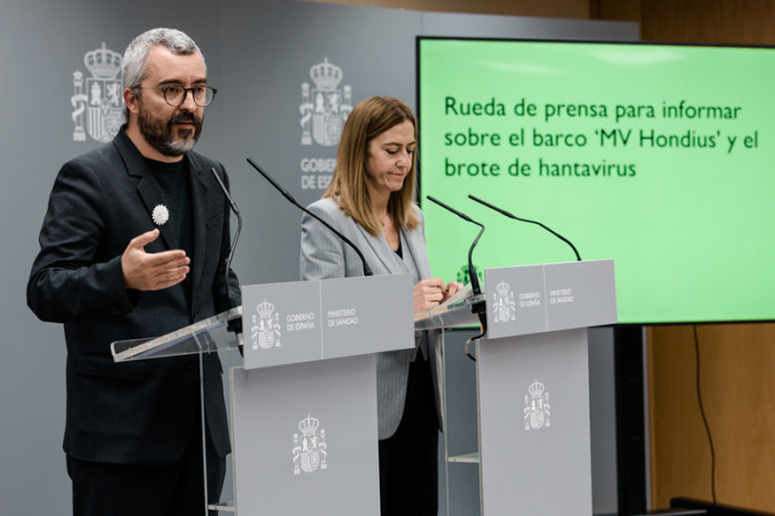 Gesundheitsvertreter Javier Padilla und Virginia Barcones informieren in Madrid über den Hantavirus-Ausbruch auf der MV „Hondius“. Foto: dpa/Carlos Luján/europa Press