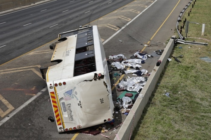 Ein Dutzend Tote bei Busunglück außerhalb von Johannesburg. Foto: epa/Kim Ludbrook
