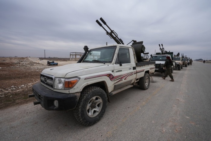 Konvois der syrischen Armee rücken nach dem Abzug der Syrian Democratic Forces in das Gebiet von Deir Hafer östlich von Aleppo ein. Foto: epa/Ahmad Fallaha