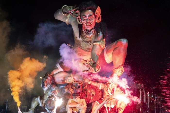 Balinesen tragen Ogoh-ogoh Figuren bei einer Parade vor Nyepi, dem hinduistischen Tag der Stille, durch die Straßen von Denpasar. Foto: epa/Made Nagi