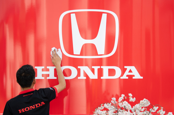 Formel-1-Weltmeisterschaft, Grand Prix von Deutschland. Ein Mann putzt das Honda-Logo. Honda kehrt Ende 2026 in die Formel 1 zurück. Foto: Sebastian Gollnow/dpa