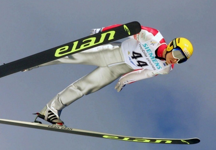 Beim Skifliegen in Planica segelt Igor Medved 2001 durch die Luft und erreicht starke 206 Meter. Foto: Antonio Bat/epa