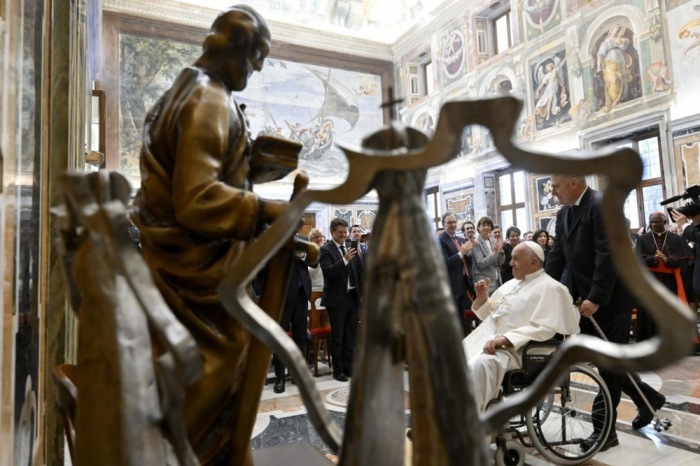 Papst Franziskus trifft Teilnehmer des vom Vatikan ausgerichteten Klimagipfels. Foto: epa/Vatikanisches Medienhandout