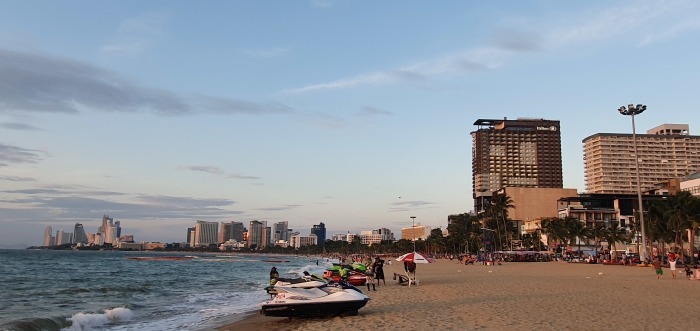 Der Pattaya Beach präsentiert sich heutzutage viel sauberer und aufgeräumter als vor der Pandemie. Die Zahl der Jet-Skis ist übersichtlich, ebenso das Liegestuhlangebot. Fotos: Jahner