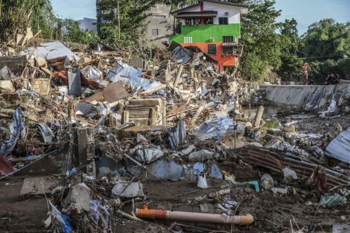 Bewohner in Cebu City kehren nach Taifun Kalmaegi zurück, der schwere Zerstörungen und 66 Todesopfer forderte. Foto: epa/Juanito Espinosa