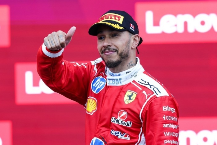 Ferrari-Pilot Lewis Hamilton feiert nach seinem zweiten Platz beim Großen Preis von Kanada in Montreal. Foto: epa/Cristobal Herrera-ulashkevich
