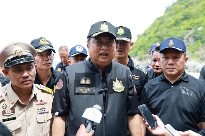 Umweltminister Suchart Chomklin spricht bei seinem Besuch am Nui Beach mit Medienvertretern und Behörden. Bild: Phuket Info Center