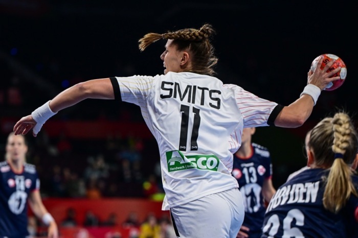 Deutschlands Xenia Smits im Einsatz beim EM-Hauptrundenspiel gegen Norwegen in Wien – die DHB-Auswahl kämpft um den Einzug ins Halbfinale. Foto: epa/Christian Bruna