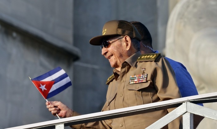 Kubas Ex-Präsident Raúl Castro nimmt an der Maiparade zum Internationalen Tag der Arbeit in Havanna teil. Foto: Ernesto Mastrascusa/epa/dpa